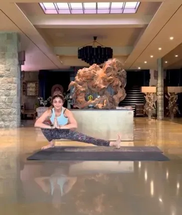 कुछ yogasan से झुकना या बैठना हो जाता है आसान