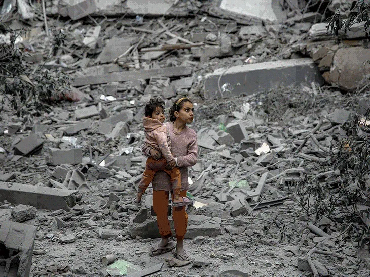 मलबे में दबी महिलाओं को नहीं बचा पाए, वजह- Afghanistan में महिलाओं को छूना अपराध है