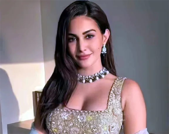 भजन के साथ Amyra का दिखा पारंपरिक अंदाज, वीडियो किया पोस्ट