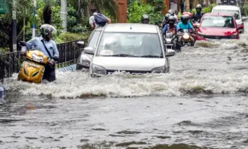 Bengal में भारी बारिश से मची तबाही अब तक 10 की मौत, स्कूल, कॉलेज बंद