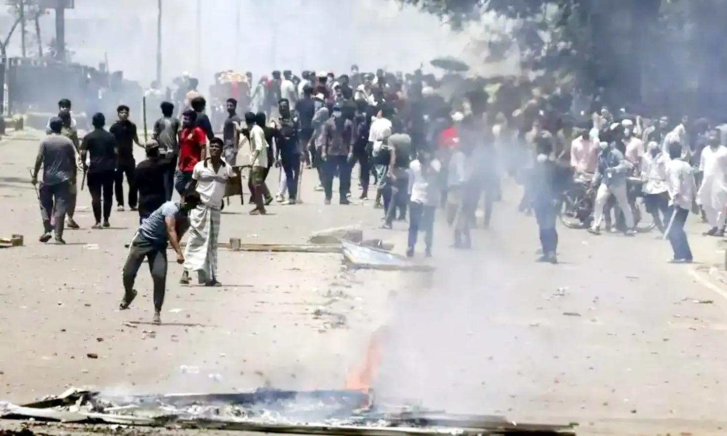 Bangladesh में छात्रा से गैंगरेप के बाद भड़की हिंसा, 3 की मौत, कई घायल