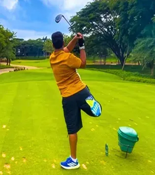 Rishabh गोल्फ खेलते दिखे