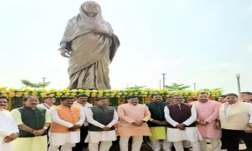 CM Dr. Yadav ने राजमाता विजयाराजे सिंधिया की जयंती पर पुष्पांजलि अर्पित की