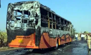 Bike से भिड़ी बस में लगी आग, 22 की मौत, कई घायल, मृतकों की संख्या बढ़ने की आशंका