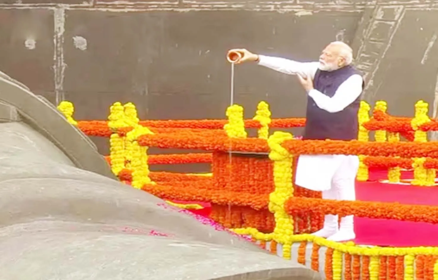 सरदार पटेल की जयंती पर केवडिया पहुंचे PM Modi ने स्टैच्यू ऑफ यूनिटी पर अर्पित की पुष्पांजलि