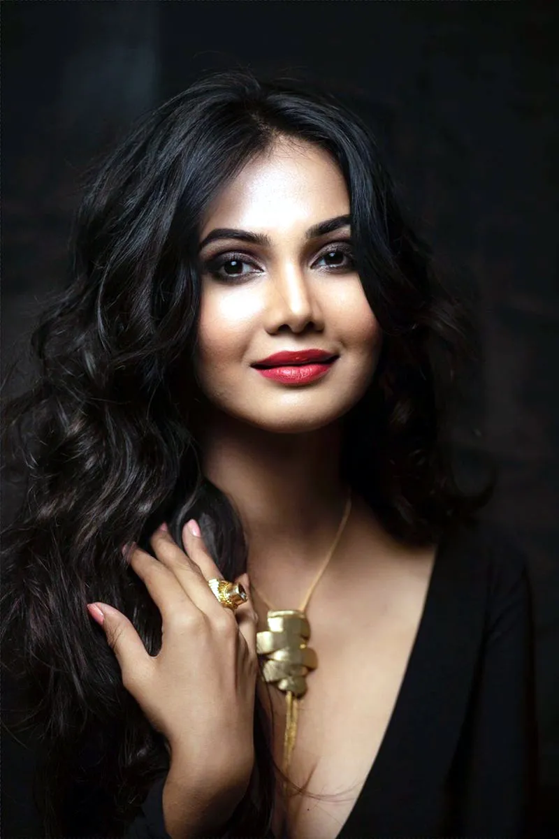 रेड कार्पेट नाइट में छाई Rupali Suri, हुईं ट्रेंड