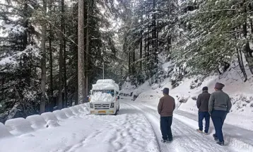 Snowfall से शीतलहर बढ़ी, मैदानी इलाकों में छाया कोहरा, बारिश की संभावना