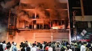 Violence in Bangladesh: उस्मान हादी की मौत के बाद हालात हुए बेकाबू, जगह-जगह हो रही हिंसा