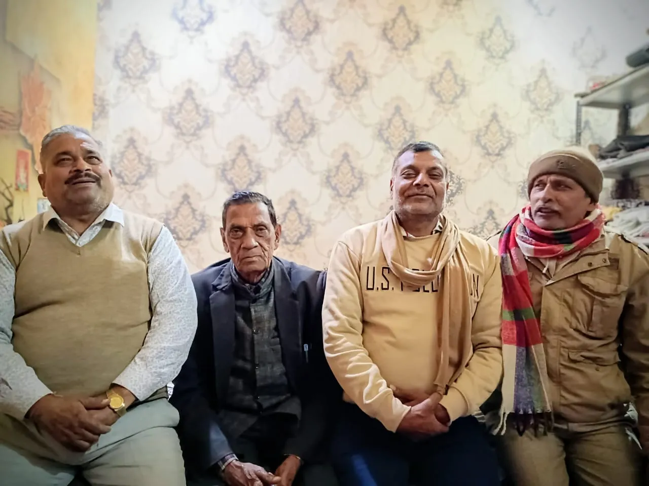 सरकार की नाकामियों जैसे विशेष विषय पर गुफ्तगू करते हुए