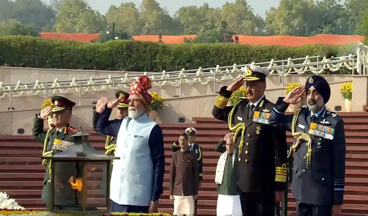77वें गणतंत्र दिवस पर PM Modi  ने वीर सैनिकों को श्रद्धांजलि अर्पित की
