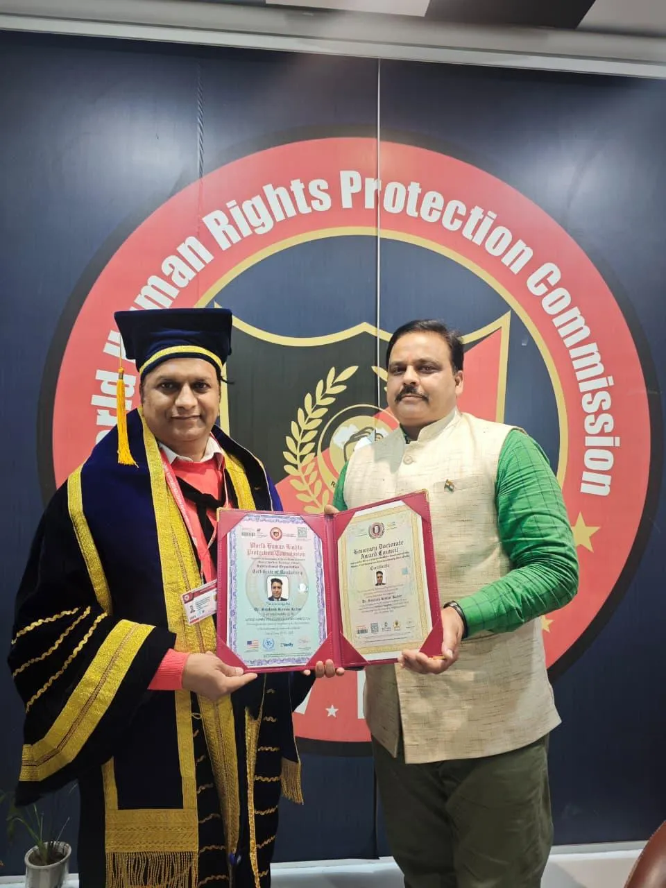 राज्यसभा सांसद दिग्विजय सिंह के निजी सचिव Santosh Kumar Kahar डॉक्टरेट अवार्ड समारोह में सम्मानित