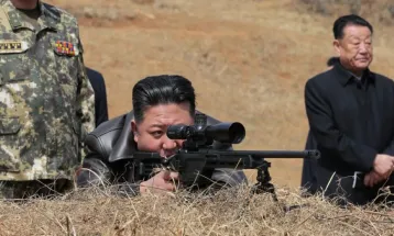 तानाशाह Kim Jong Un ने अपने अफसरों व कमांडरों को गिफ्ट में दी स्निपर राइफल