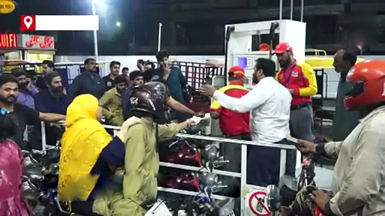 Gilgit-Baltistan में आसमान छू रहे पेट्रोल के दाम, 55 रुपए महंगा, स्कूल भी हुए बंद