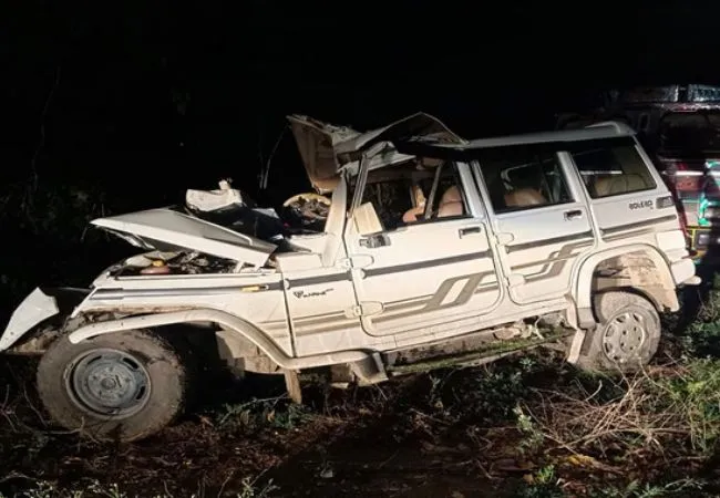 Agra: तेज रफ्तार से जा रही बोलेरो पेड़ से भिड़ी, 5 श्रद्धालुओं की मौत, 4 गंभीर रूप से घायल