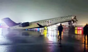 Canadian flight रनवे पर ट्रक से टकराई, कई लोगों के घायल होने की आशंका