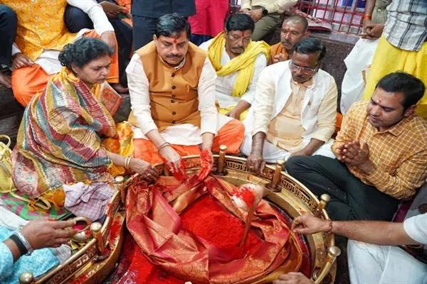 CM Dr. Yadav ने सपत्नीक श्री अंगारेश्वर महादेव का पूजन-दर्शन कर अभिषेक किया