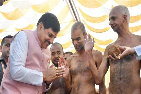 CM Dr. Yadav ने महावीर जयंती पर श्रमण मुनि श्री 108 संभव सागर जी महाराज का आशीर्वाद प्राप्त किया