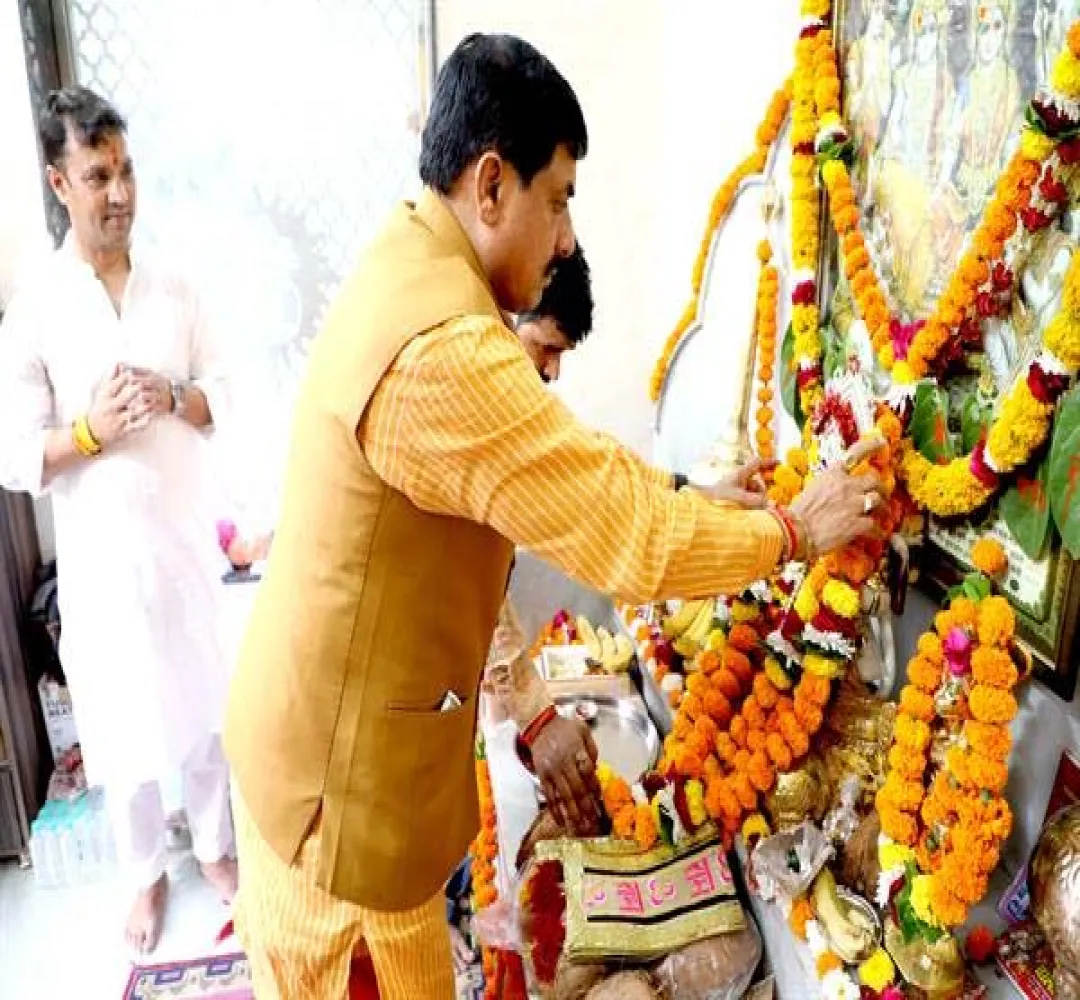CM Dr. Yadav ने स्टेट हैंगर परिसर स्थित हनुमान मंदिर में किया नमन