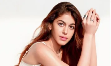 Alaya की 150 कोशिशों के बाद सही हुआ चुनौतीपूर्ण पोज