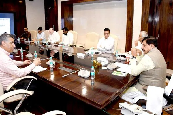 छात्रावासों तथा आश्रमों में अध्ययनशीलता और देशभक्ति के सकारात्मक वातावरण को किया जाए प्रोत्साहित : CM Dr. Yadav