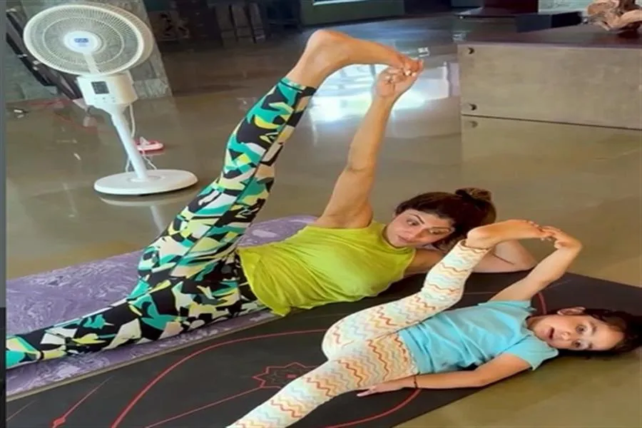 बेटी समीशा संग योग करती दिखीं Shilpa, वीडियो ने खींचा ध्यान