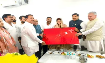 CM Dr. Yadav ने कृषि मंत्री के निवास पर पहुंचकर वर-वधू को दिया आशीर्वाद