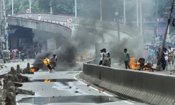 Bangladesh में नहीं थम रहे हिंदुओं पर अत्याचार, पेड़ पर लटका मिला पुजारी का शव