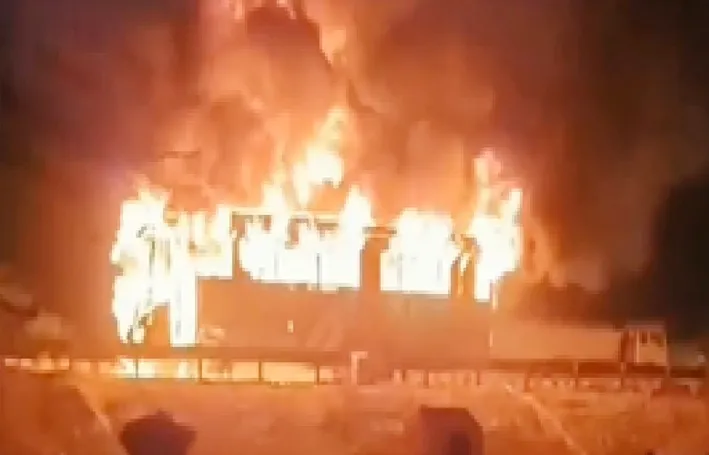 चलती Bus में अचानक लगी आग, दो यात्रियों की मौत, कई झुलसे