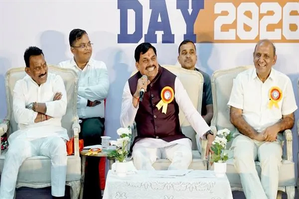 CM Dr. Yadav ने महू में विद्यार्थियों को प्लेसमेंट प्रमाण-पत्र किए वितरित