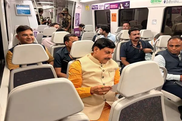 CM Dr. Yadav ने दिल्ली मेट्रो में किया सफर