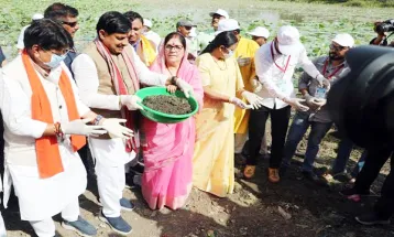 CM Dr. Yadav ने गंगा दशहरा पर देवी सागर तालाब में किया श्रमदान