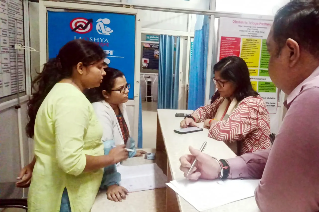 देर रात जच्चा खाना मुरार पहुँचीं Collector, स्वास्थ्य सेवाओं का लिया जायजा