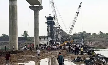 आंधी में भरभराकर गिरा  Under-construction bridge, 6 मजदूरों की मौत