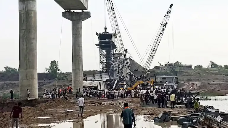 आंधी में भरभराकर गिरा  Under-construction bridge, 6 मजदूरों की मौत