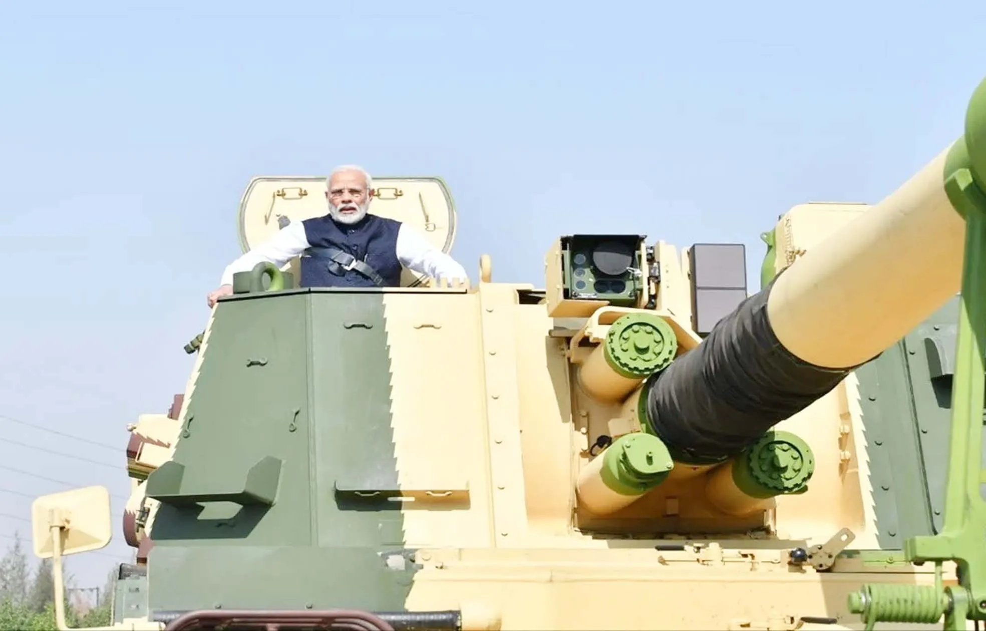 PM Modi सूरत में लार्सन एंड टुब्रो के आर्म्ड सिस्टम्स कॉम्प्लेक्स पहुंचे