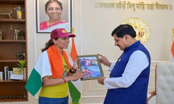 CM Dr. Yadav से मिलीं पर्वतारोही सुश्री अंजना यादव