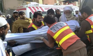 Pakistani पुलिस पर टूट पड़ी जनता, 5 को मार डाला