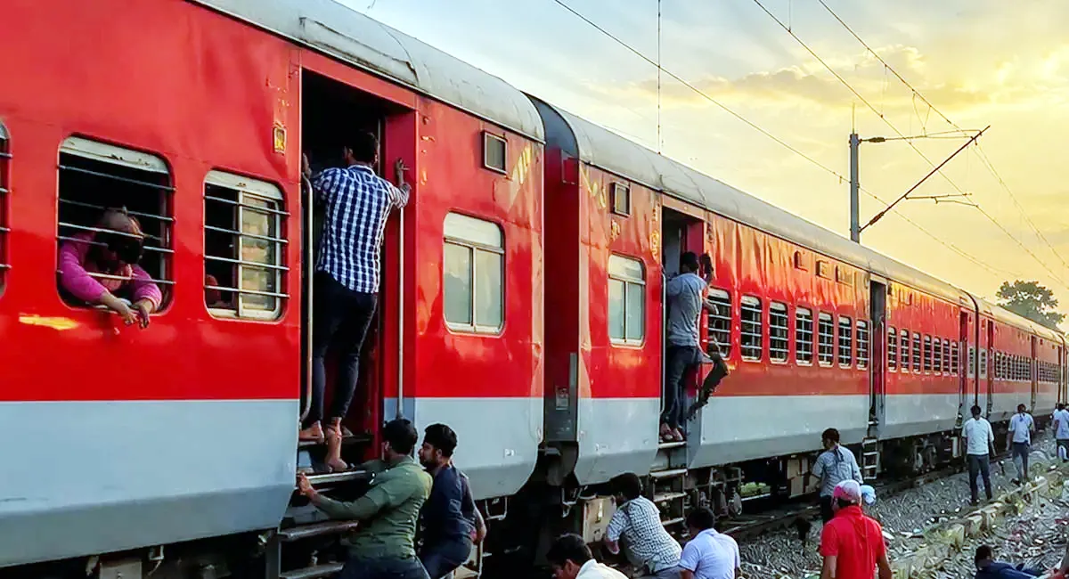Train में आग की अफवाह सुनकर कूदे यात्री, दूसरी ट्रेन की चपेट में आकर चार लोगों की मौत