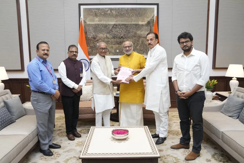 उपराष्ट्रपति से मिले Digvijaya Singh, संसदीय समिति की 22 रिपोर्टों का संकलन किया भेंट