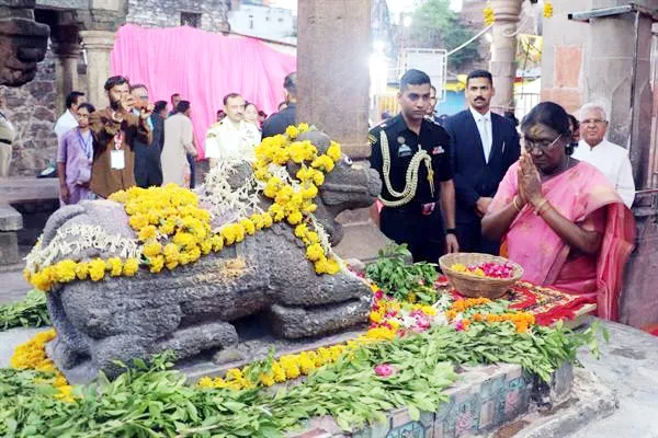 President Smt. Murmu ने ओंकारेश्वर तीर्थ और ज्योतिर्लिंग ममलेश्वर के दर्शन कर किया अभिषेक