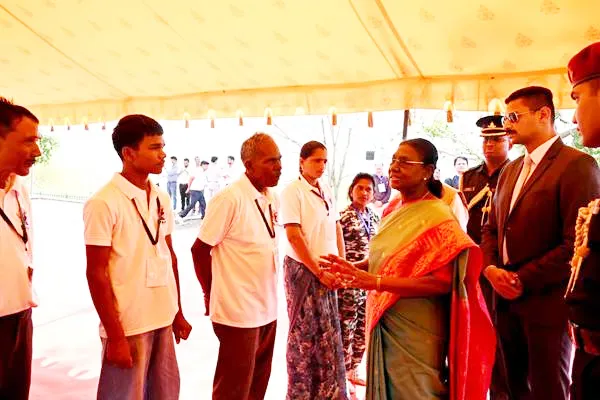 President Murmu ने चीता मित्रों से किया संवाद और चीता संरक्षण की ली जानकारी