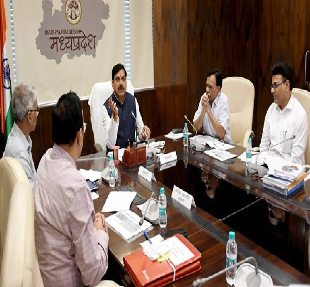 सार्वजनिक स्थलों पर सीसीटीवी और आवासों में ईको फ्रेंडली भवन निर्माण सामग्री के उपयोग को करें प्रोत्साहित : CM Dr. Yadav