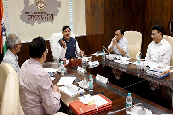 सार्वजनिक स्थलों पर सीसीटीवी और आवासों में ईको फ्रेंडली भवन निर्माण सामग्री के उपयोग को करें प्रोत्साहित : CM Dr. Yadav