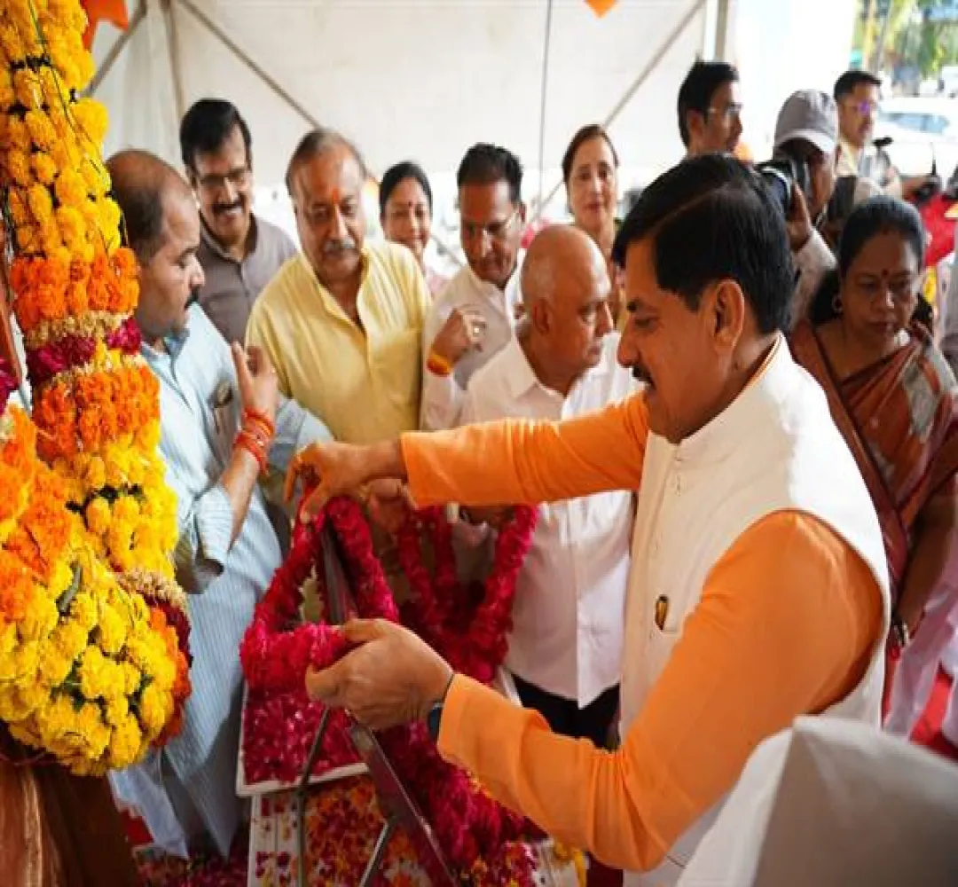 CM Dr. Yadav ने डॉ. श्यामा प्रसाद मुखर्जी के बलिदान दिवस पर उनकी प्रतिमा पर पुष्पांजलि अर्पित कर श्रद्धांजलि दी