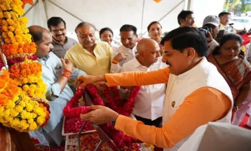 CM Dr. Yadav ने डॉ. श्यामा प्रसाद मुखर्जी के बलिदान दिवस पर उनकी प्रतिमा पर पुष्पांजलि अर्पित कर श्रद्धांजलि दी