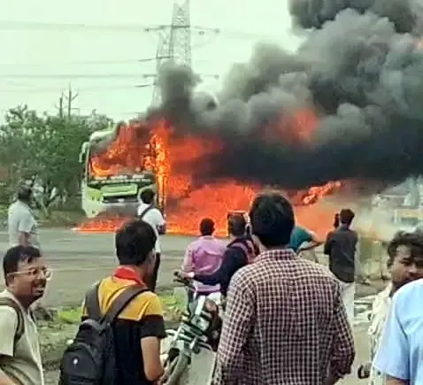 चलती यात्री Bus में लगीं आग, सभी यात्री सुरक्षित, टायर फटने के बाद घर्षण के कारण हुआ हादसा