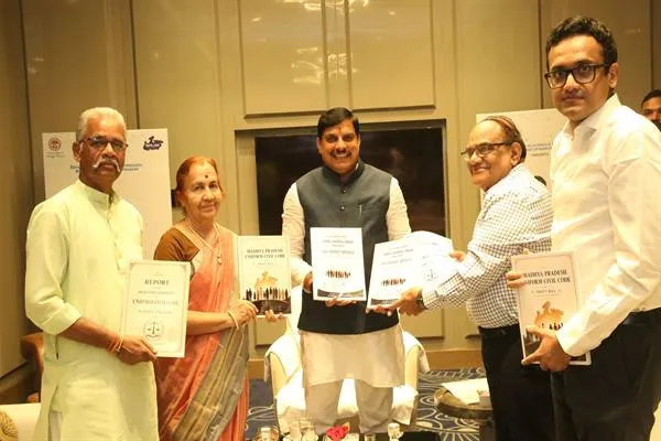 CM Dr. Yadav को समान नागरिक संहिता का 3 खंड का फाइनल प्रतिवेदन सौंपा