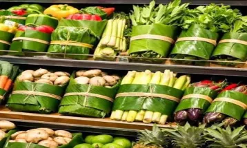 थाईलैंड के Supermarkets में मिलता है केले के पत्तों में सामान