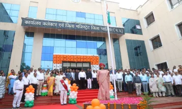 Collectorate परिसर में शान से लहराया तिरंगा