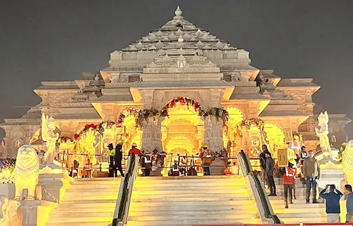 अयोध्या: Ram Mandir में लागू हुआ नया परिधान नियम, एक समान पारंपरिक वेशभूषा में नजर आएंगे पुजारी